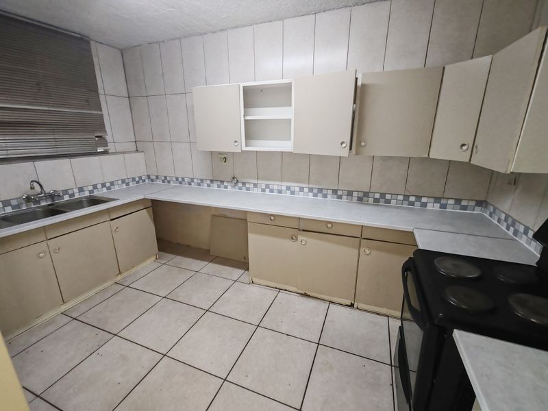 3 Spacious bedrooms with open-plan living and dining area, located in a secure, well-managed complex - Photo 2