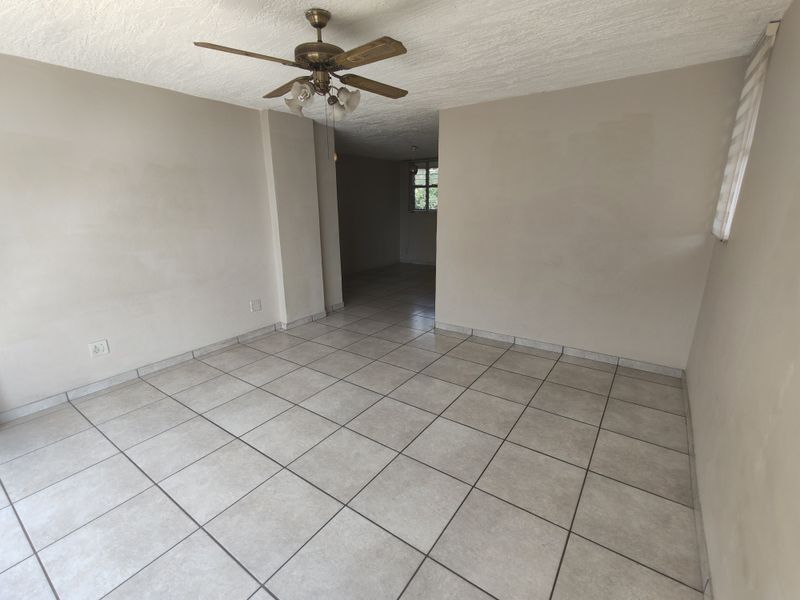 3 Spacious bedrooms with open-plan living and dining area, located in a secure, well-managed complex - Photo 4