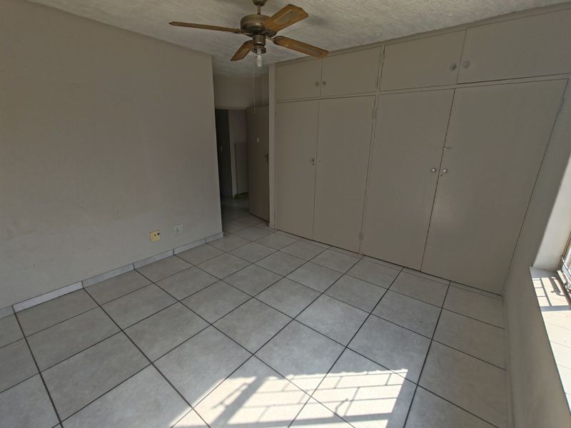 3 Spacious bedrooms with open-plan living and dining area, located in a secure, well-managed complex - Photo 7