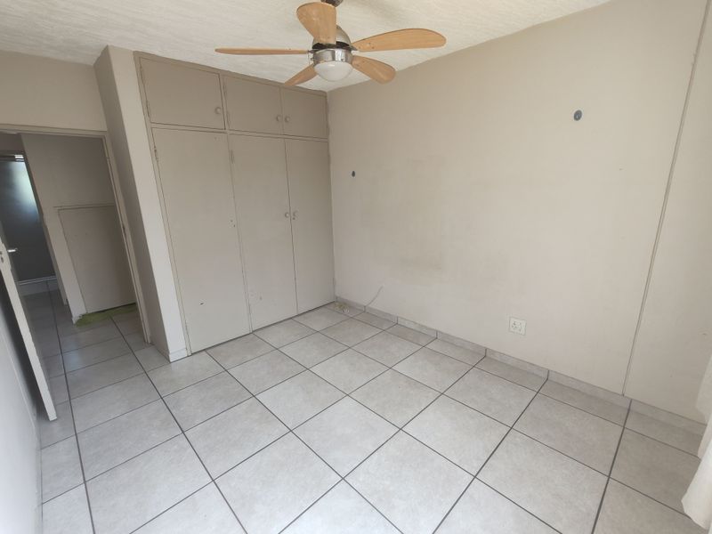 3 Spacious bedrooms with open-plan living and dining area, located in a secure, well-managed complex - Photo 6