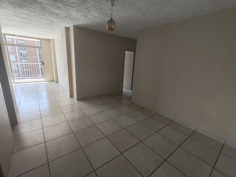 3 Spacious bedrooms with open-plan living and dining area, located in a secure, well-managed complex - Photo 3