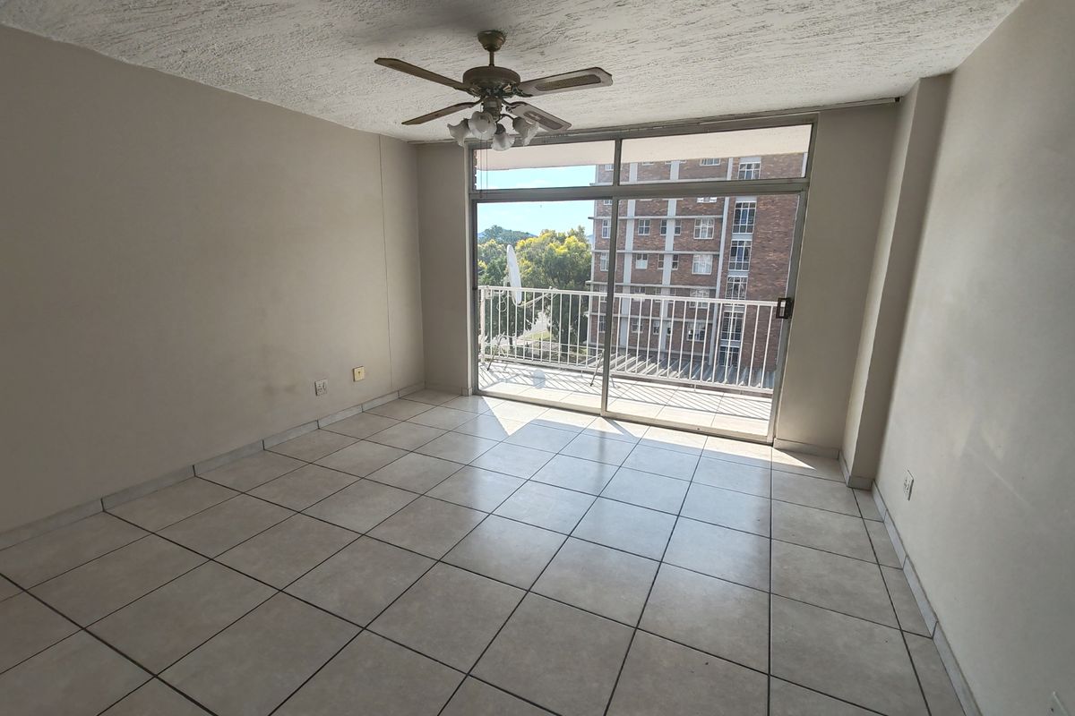 3 Spacious bedrooms with open-plan living and dining area, located in a secure, well-managed complex - Photo 5