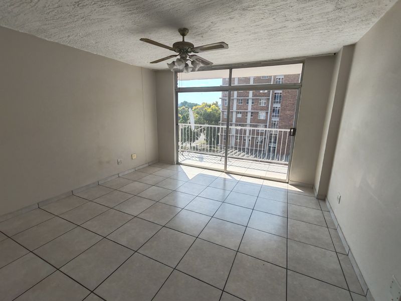 3 Spacious bedrooms with open-plan living and dining area, located in a secure, well-managed complex - Photo 5