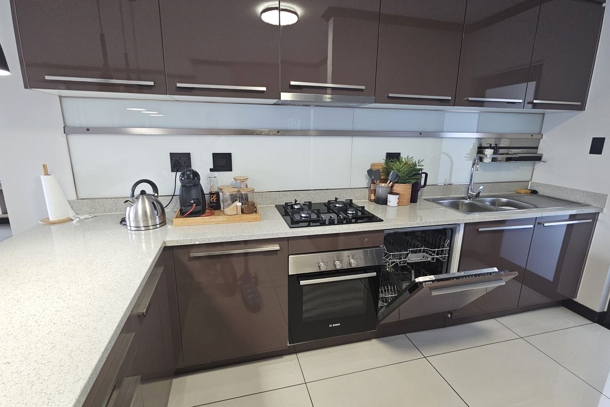 Don't Miss Out! - Immaculate 3 bedroom Apartment In Carlswald - Photo 5