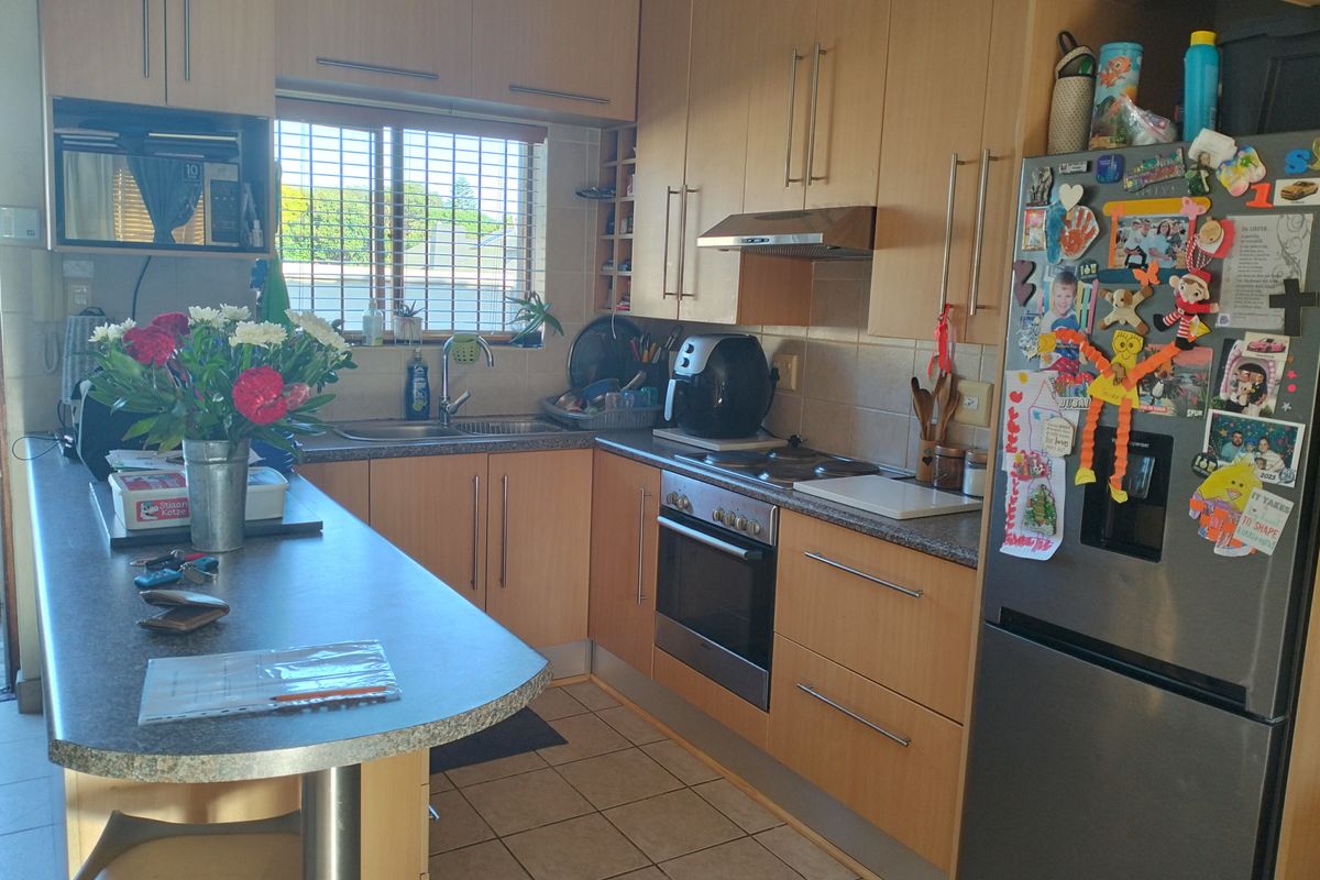 Comfortable 3-Bedroom Townhouse in Secure Complex - Photo 4