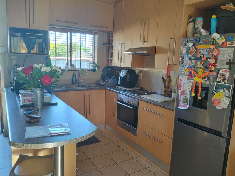 Comfortable 3-Bedroom Townhouse in Secure Complex - Photo 4