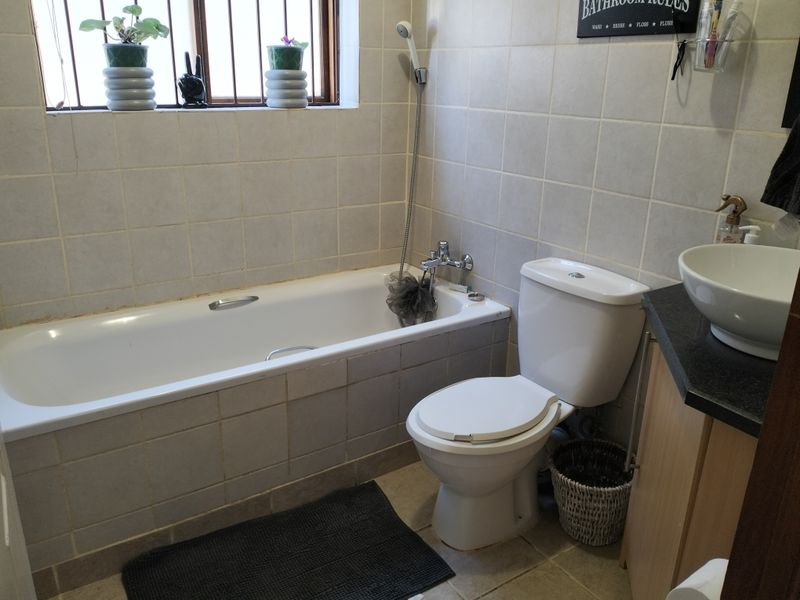 Comfortable 3-Bedroom Townhouse in Secure Complex - Photo 9