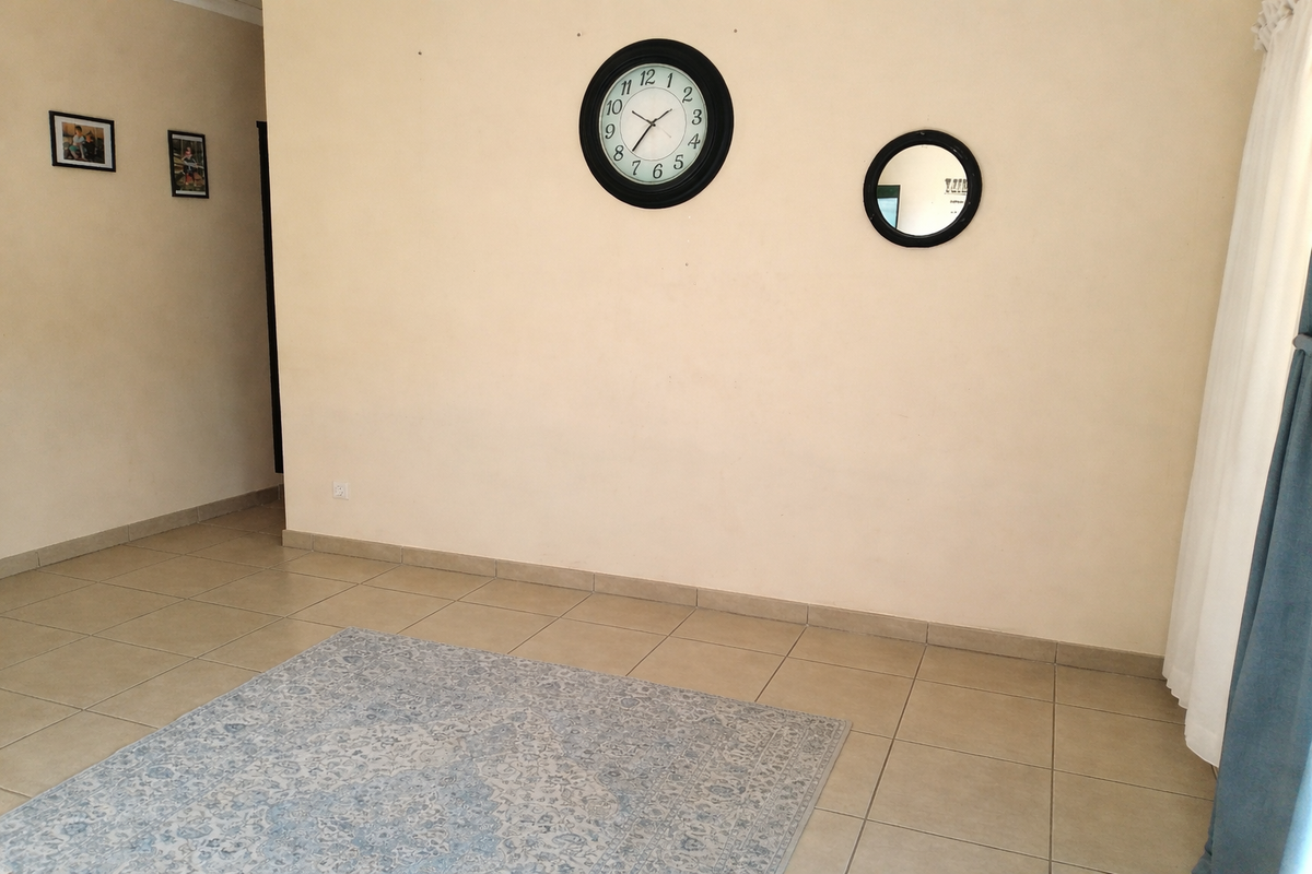 Comfortable 3-Bedroom Townhouse in Secure Complex - Photo 3