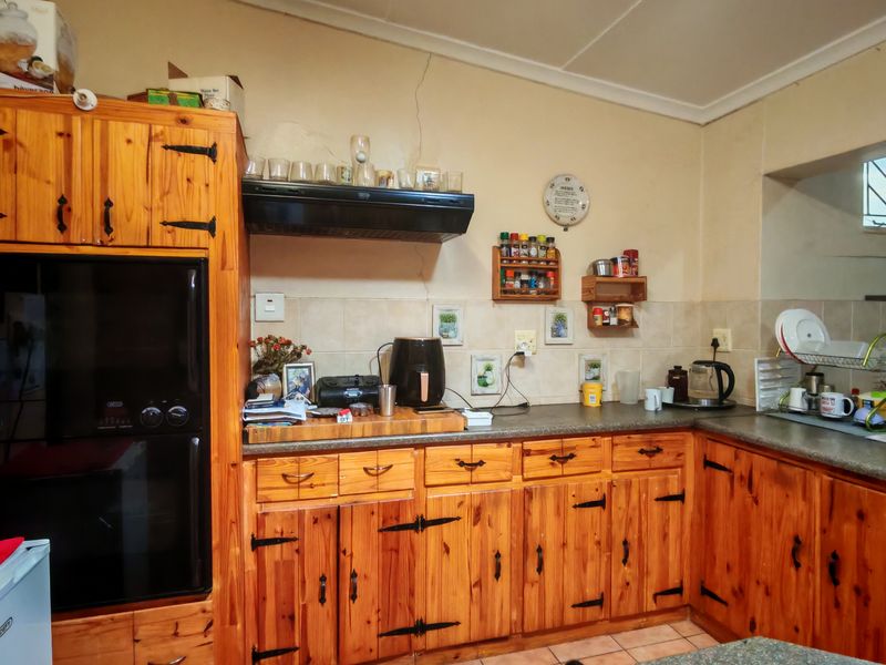 Spacious Family Home with Loads of Potential - Photo 4