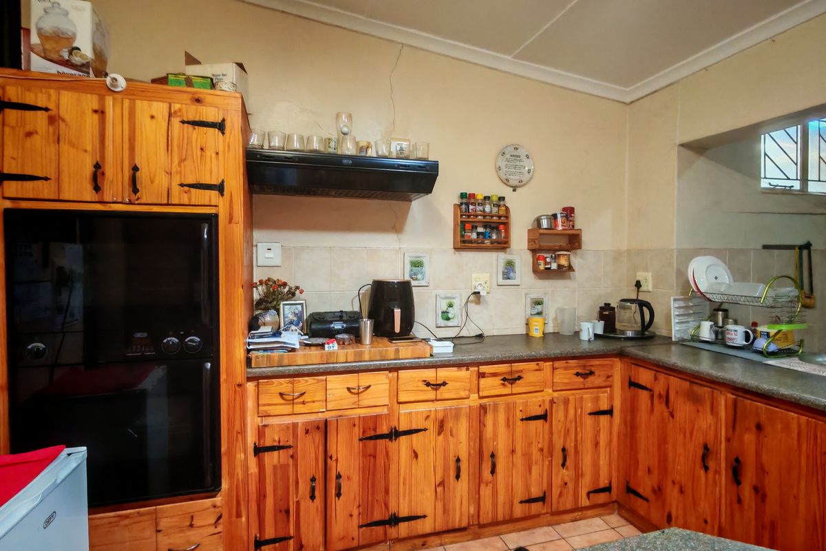 Spacious Family Home with Loads of Potential - Photo 4