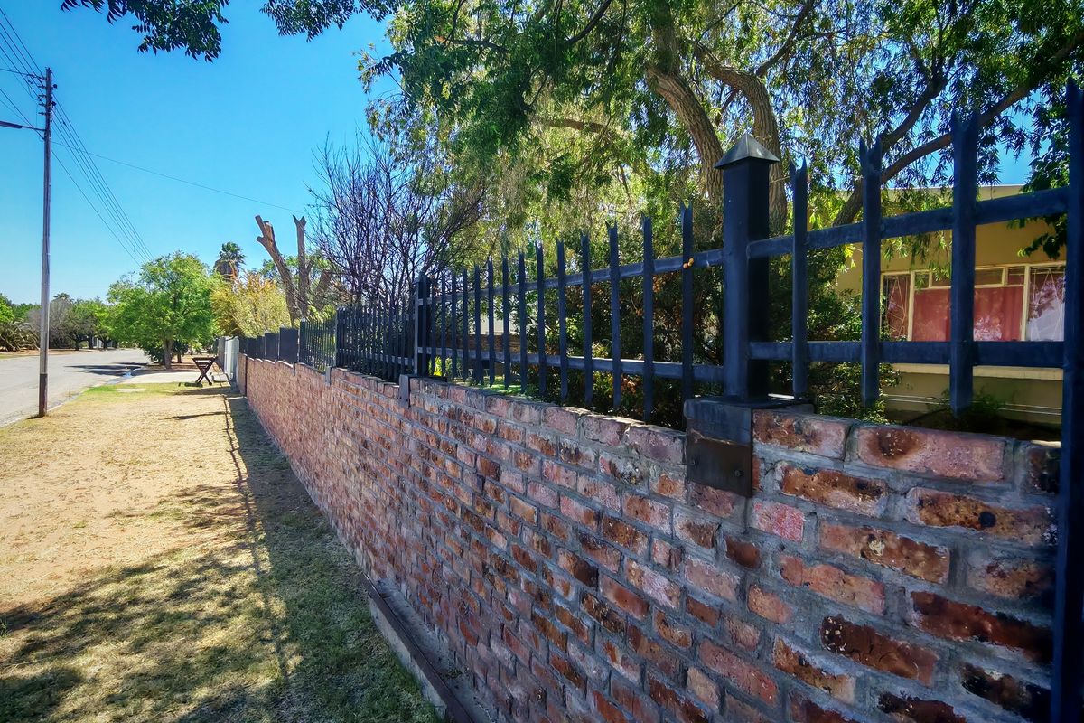 Spacious Family Home with Loads of Potential - Photo 3