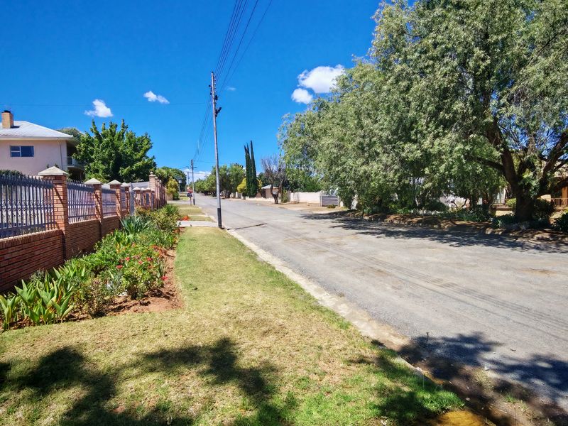 Spacious Family Home with Loads of Potential - Photo 2