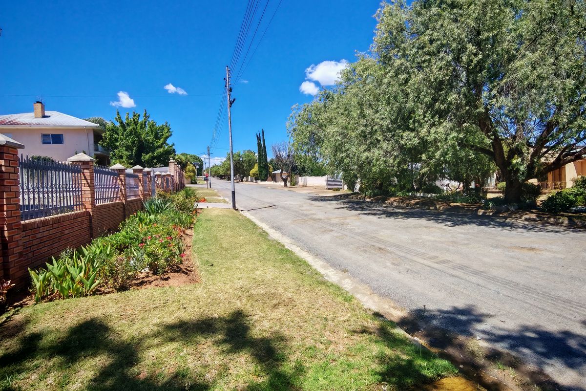 Spacious Family Home with Loads of Potential - Photo 2