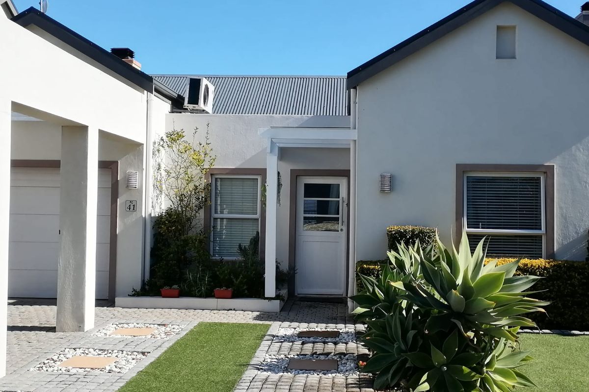 Charming 3-Bedroom Home with Stunning Views - Photo 2