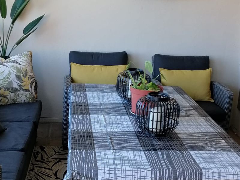 Charming 3-Bedroom Home with Stunning Views - Photo 8