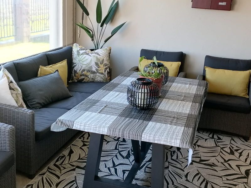 Charming 3-Bedroom Home with Stunning Views - Photo 7