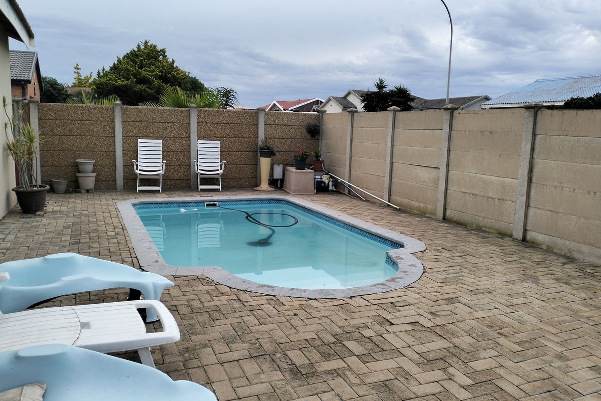 Spacious Family Home with Indoor & Outdoor Braai - Photo 4