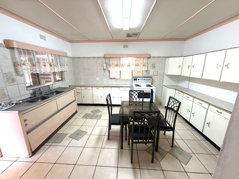 Lovely 4 bedroom home for sale , in Louis Trichardt - Photo 9