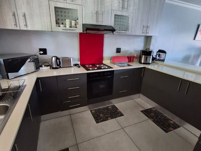 Modern And Spacious Living In Secure Brighton Beach Duplex - Photo 5