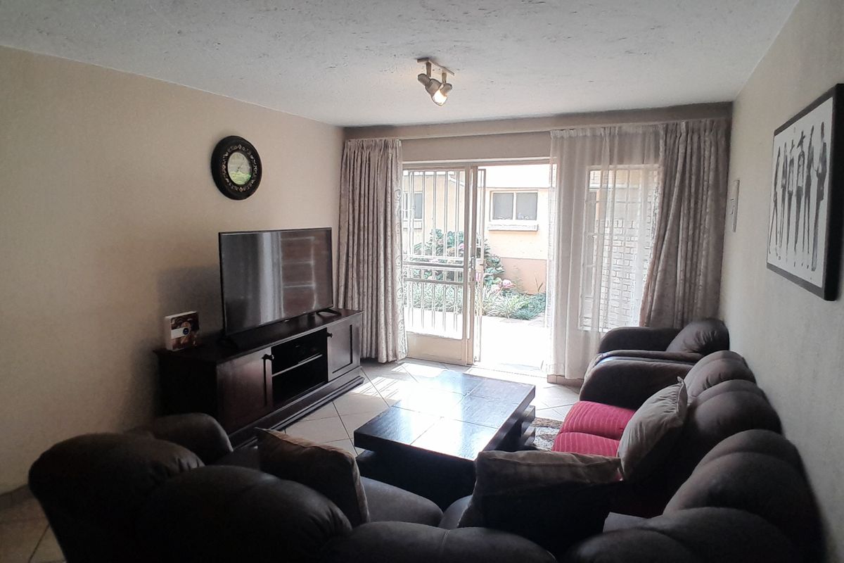 Neat Ground Floor Unit Comfort Meets Convenience - Photo 2