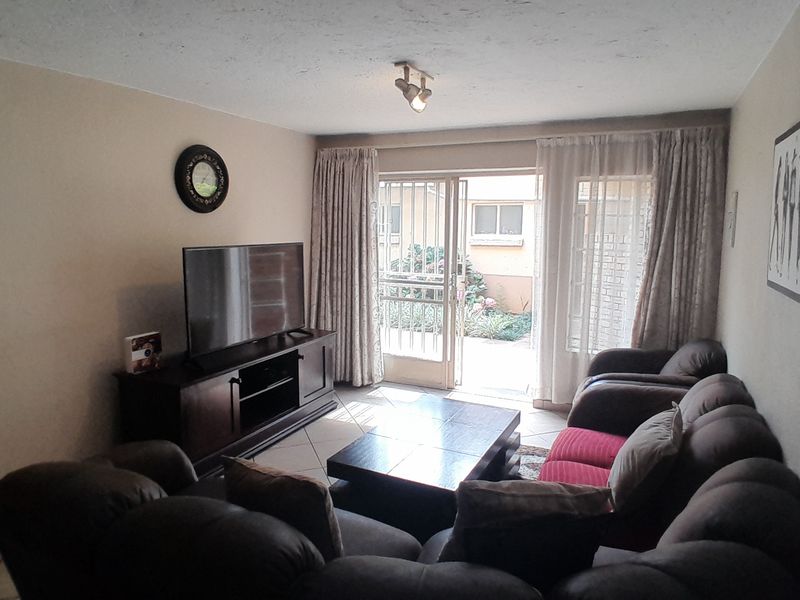 Neat Ground Floor Unit Comfort Meets Convenience - Photo 2