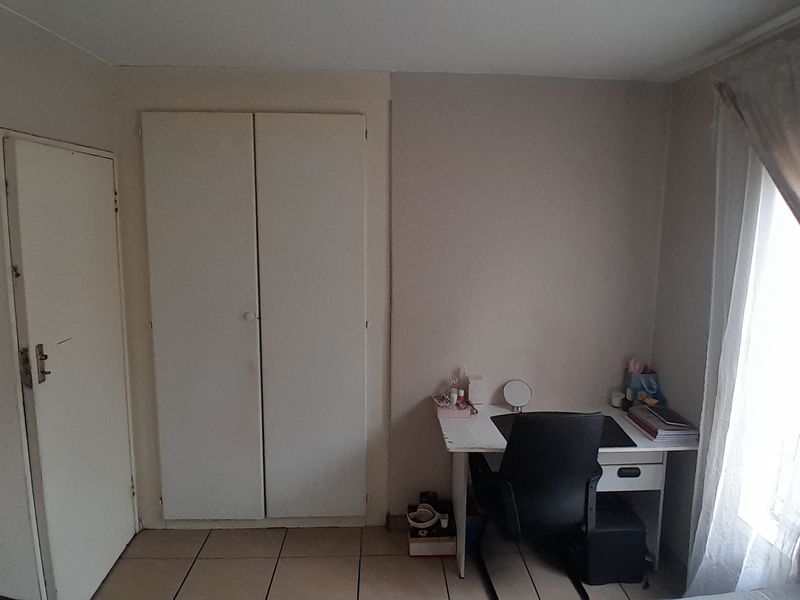 Neat Ground Floor Unit Comfort Meets Convenience - Photo 10