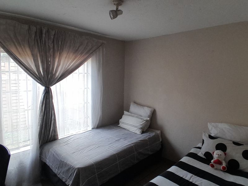 Neat Ground Floor Unit Comfort Meets Convenience - Photo 9