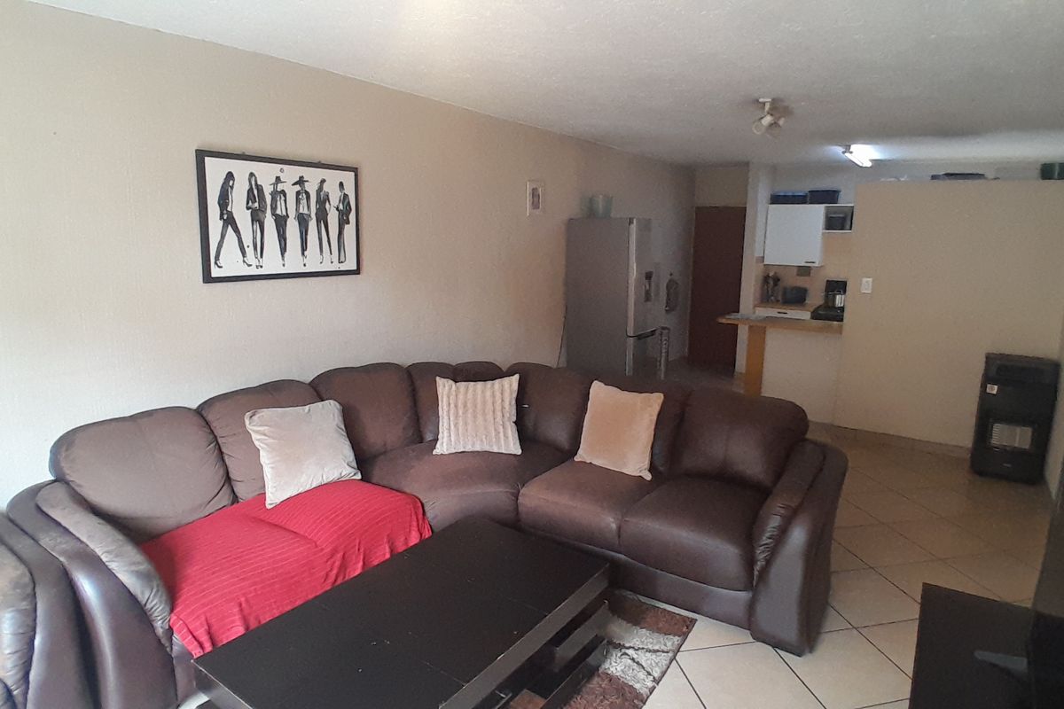 Neat Ground Floor Unit Comfort Meets Convenience - Photo 3