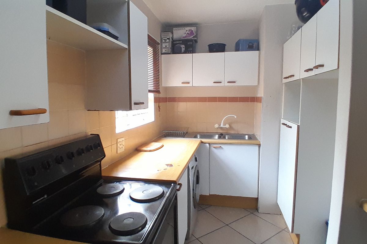 Neat Ground Floor Unit Comfort Meets Convenience - Photo 4