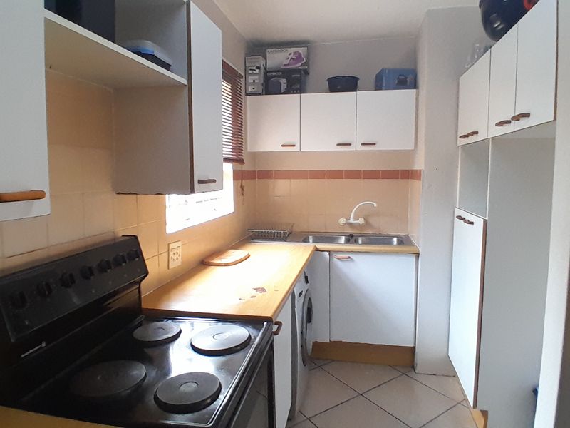 Neat Ground Floor Unit Comfort Meets Convenience - Photo 4