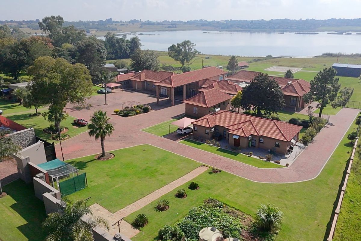 Exceptional Waterfront Living in the heart of Rynfield – A Rare Home with Endless Potential - Photo 4