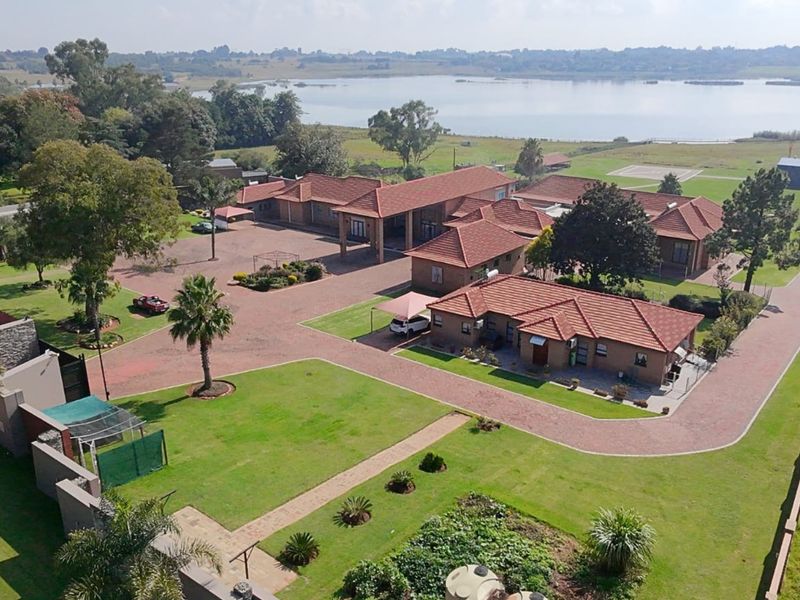 Exceptional Waterfront Living in the heart of Rynfield – A Rare Home with Endless Potential - Photo 4