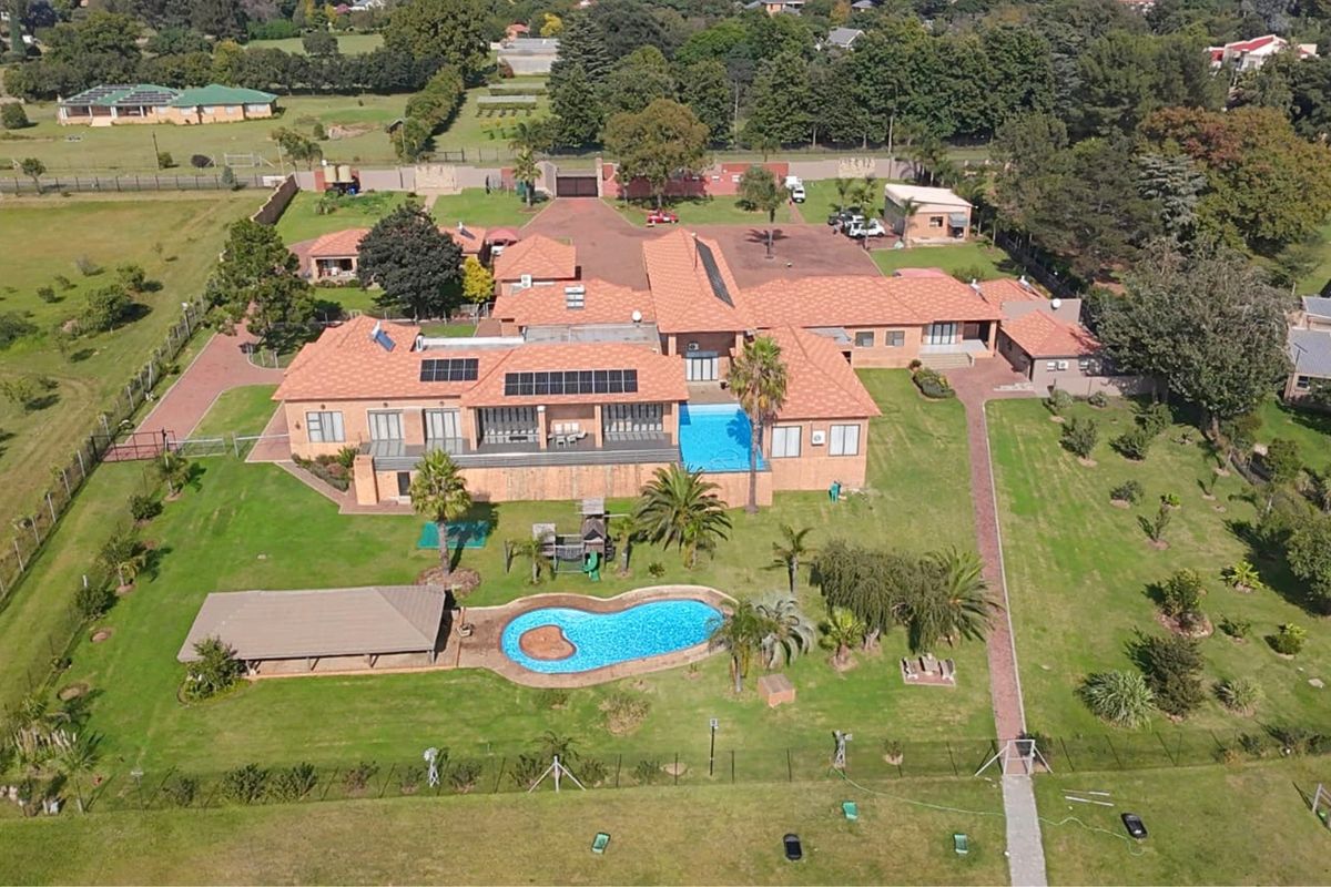 Exceptional Waterfront Living in the heart of Rynfield – A Rare Home with Endless Potential - Photo 2