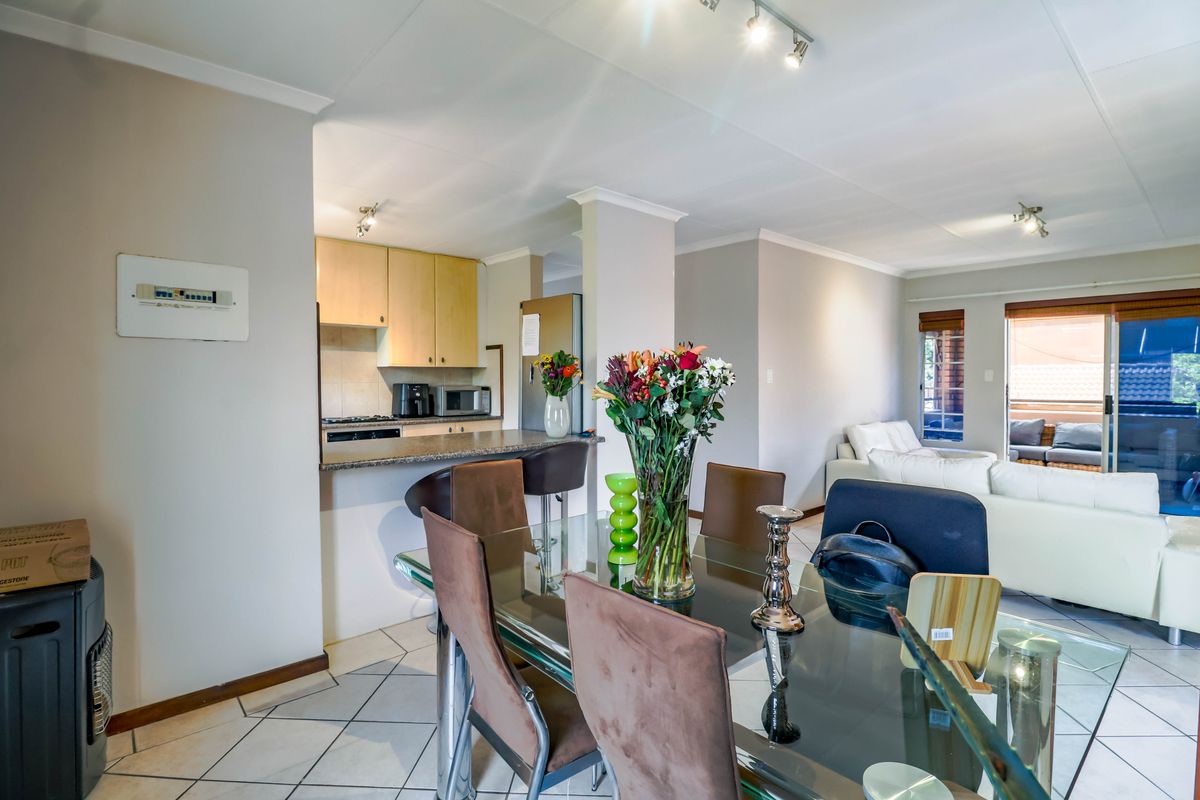 Modern 2-Bed, 2-Bath Apartment with Double Lock-Up Garage in Eco Park Estate - Photo 4