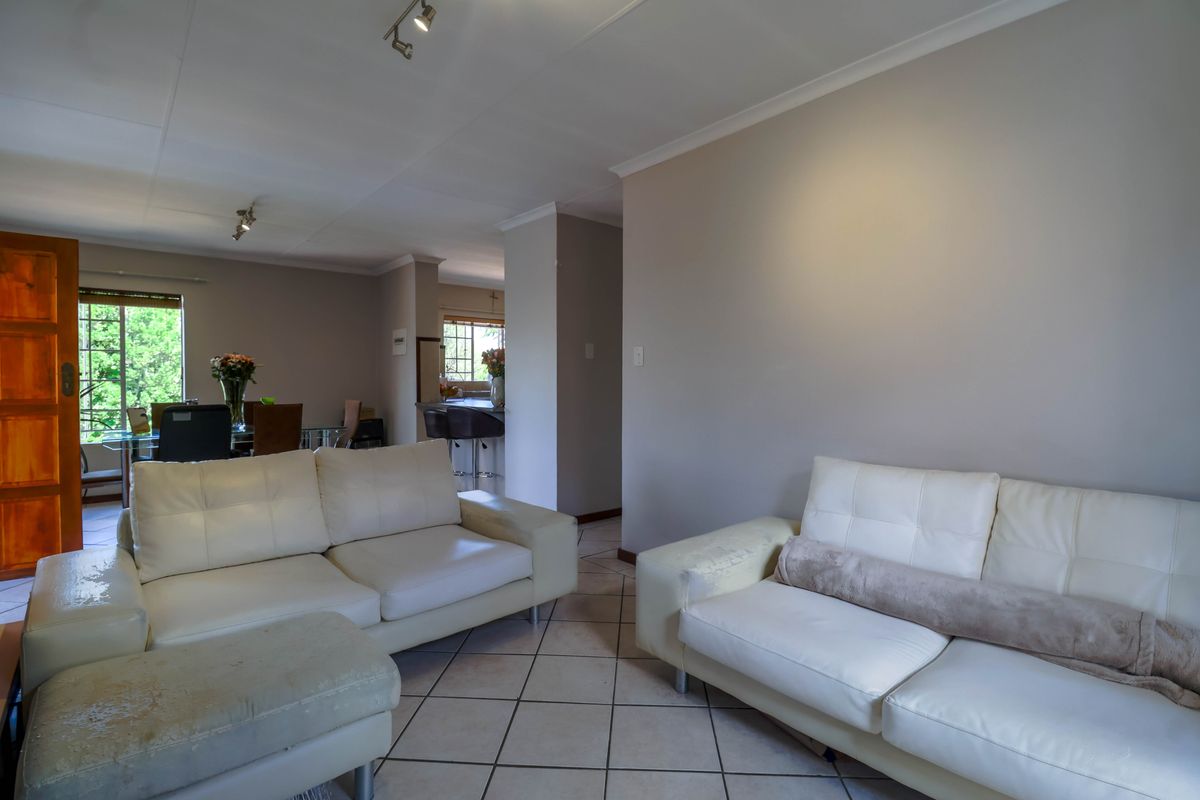 Modern 2-Bed, 2-Bath Apartment with Double Lock-Up Garage in Eco Park Estate - Photo 5