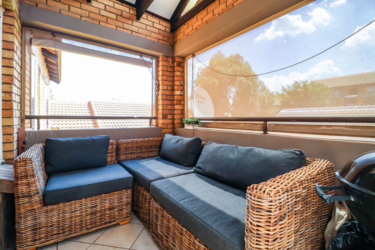 Modern 2-Bed, 2-Bath Apartment with Double Lock-Up Garage in Eco Park Estate - Photo 3