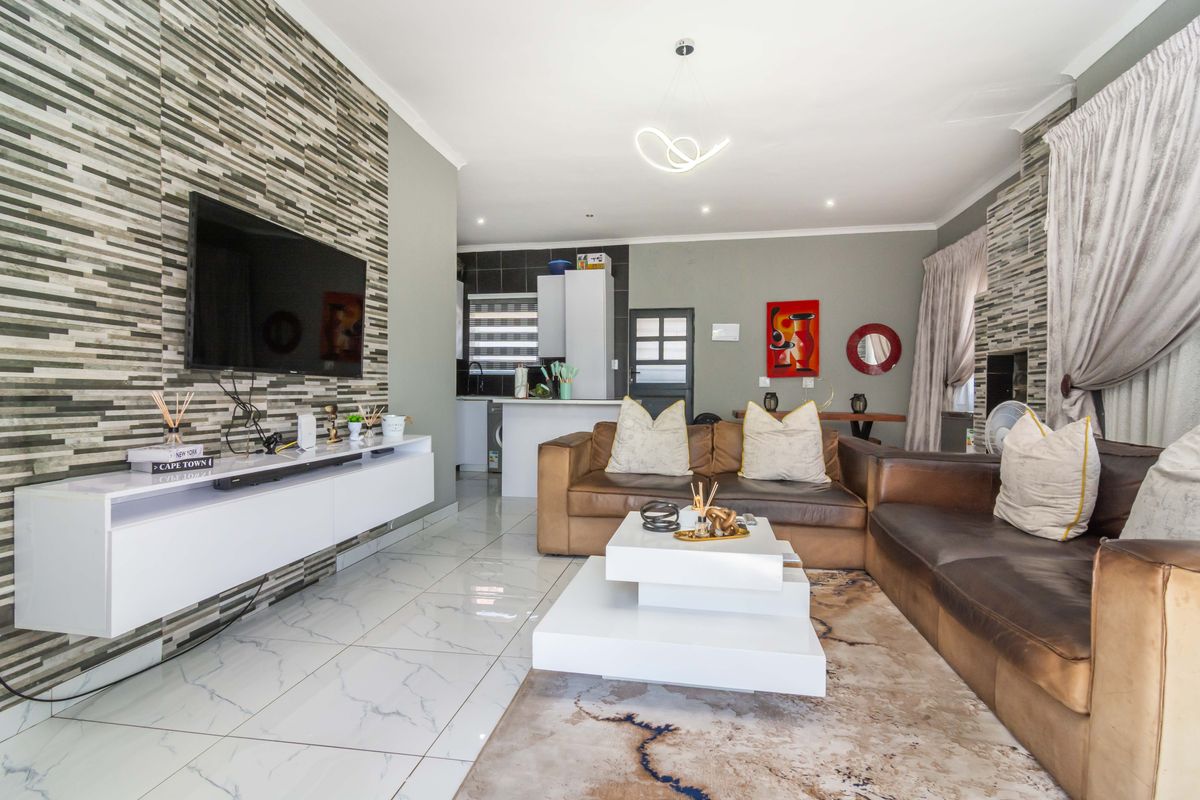 🏡 FOR SALE | FAMILY LIVING WITH SCHOOL AT YOUR DOORSTEP - Photo 3