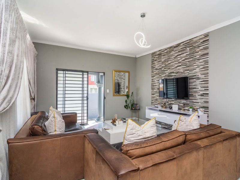 🏡 FOR SALE | FAMILY LIVING WITH SCHOOL AT YOUR DOORSTEP - Photo 10