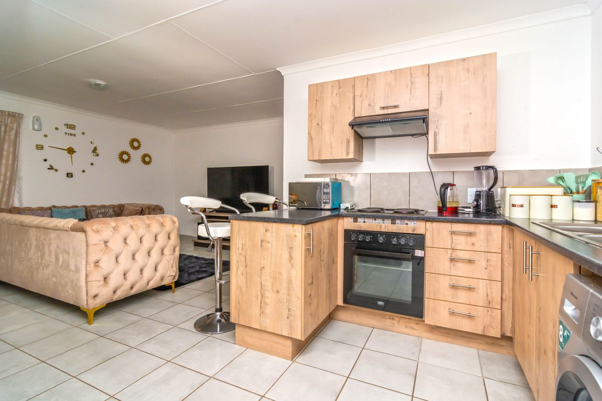 Modern Comfort: Your Spacious 3 Bedroom Apartment Awaits at Spring Glades | Roodepoort - Photo 2