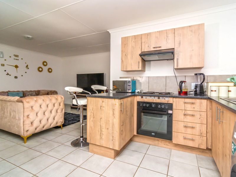 Modern Comfort: Your Spacious 3 Bedroom Apartment Awaits at Spring Glades | Roodepoort - Photo 2