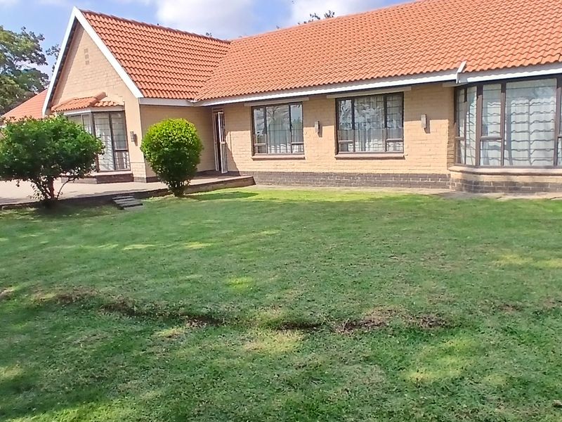 Spacious Family Living with Endless Potential in Brackenhurst - Photo 2