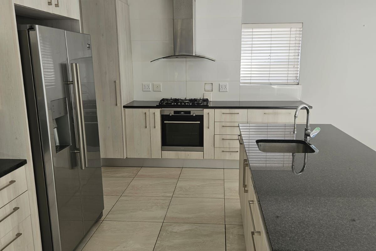 Secure Country Living with Mountain Views – 4-Bedroom Home in Somerset Country Estate - Photo 4