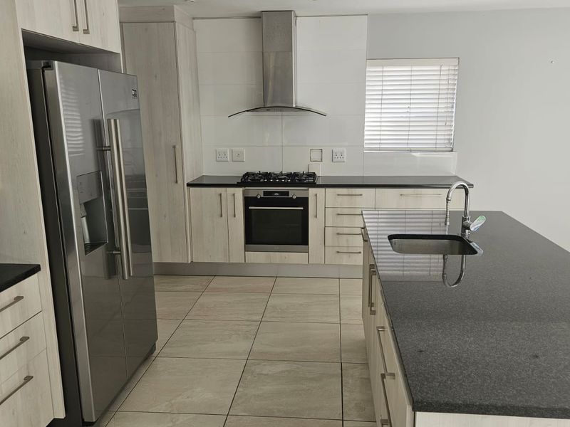 Secure Country Living with Mountain Views – 4-Bedroom Home in Somerset Country Estate - Photo 4