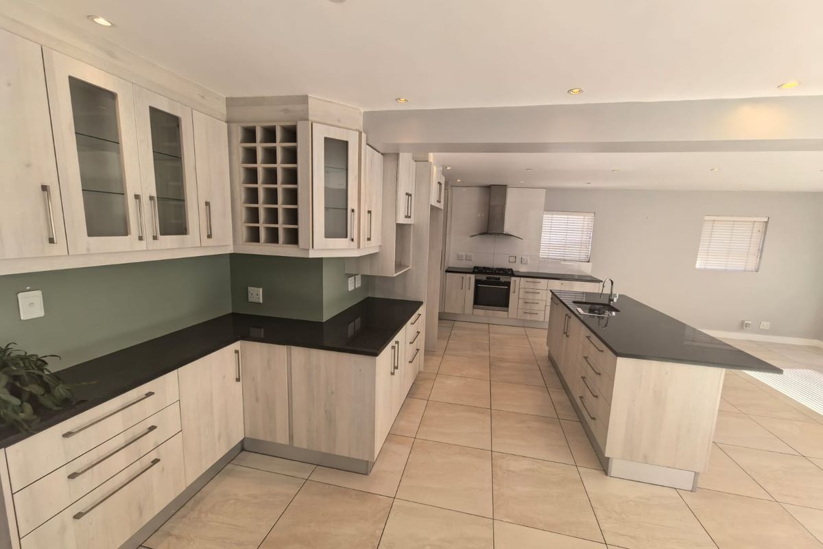 Secure Country Living with Mountain Views – 4-Bedroom Home in Somerset Country Estate - Photo 5