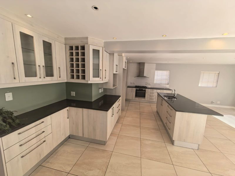 Secure Country Living with Mountain Views – 4-Bedroom Home in Somerset Country Estate - Photo 5