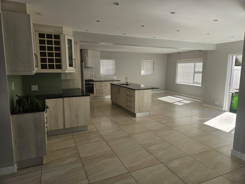 Secure Country Living with Mountain Views – 4-Bedroom Home in Somerset Country Estate - Photo 8