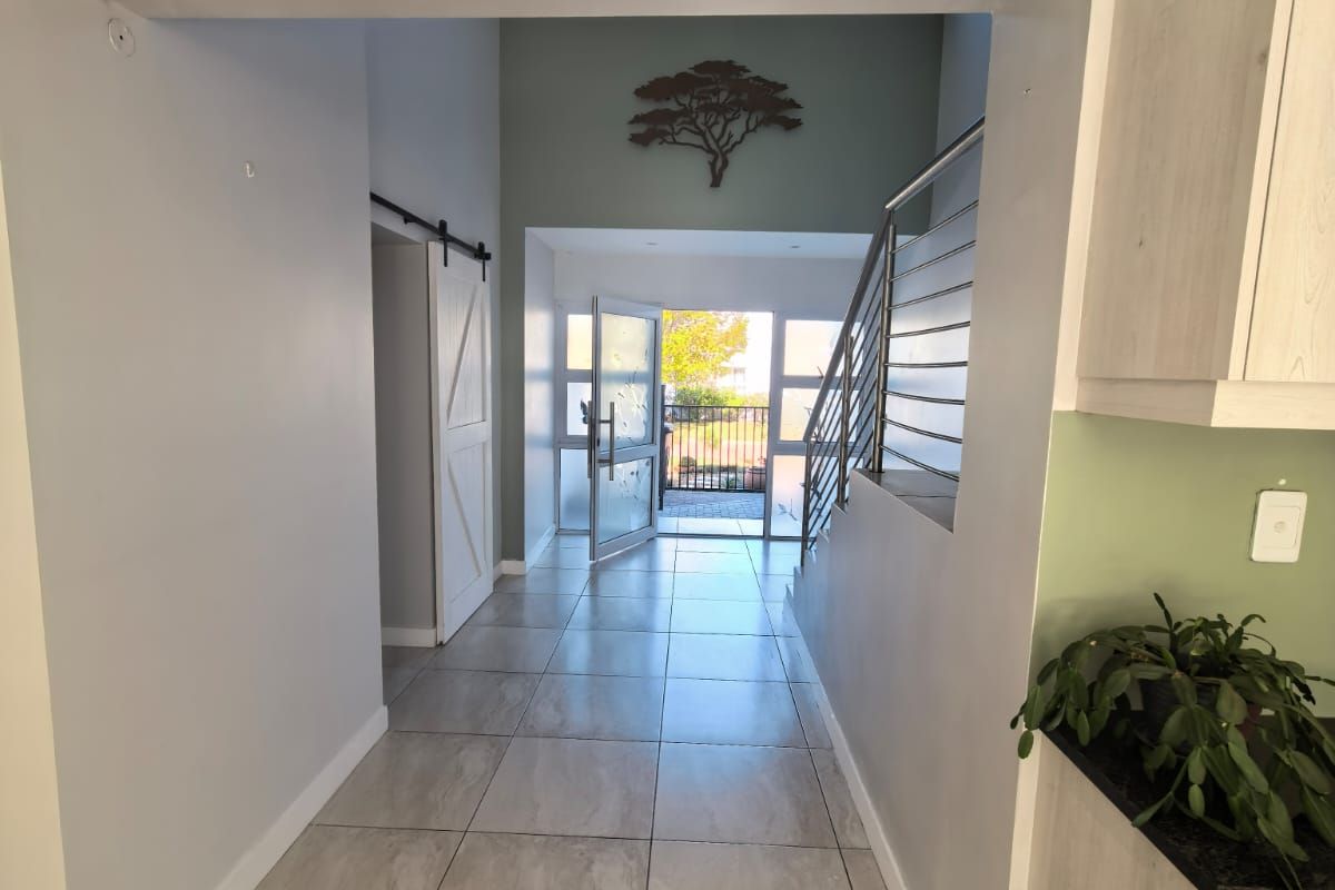 Secure Country Living with Mountain Views – 4-Bedroom Home in Somerset Country Estate - Photo 2