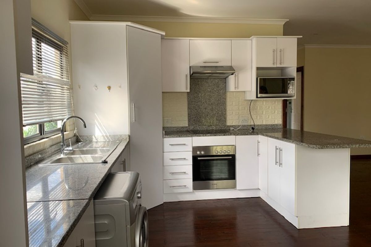 Beautiful 2 Bed 2 Bathroom Garden cottage - Photo 2