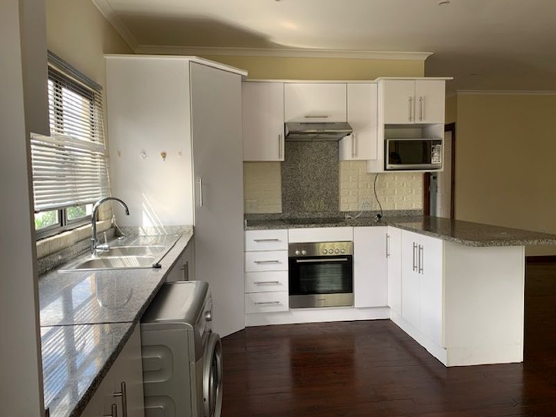 Beautiful 2 Bed 2 Bathroom Garden cottage - Photo 2