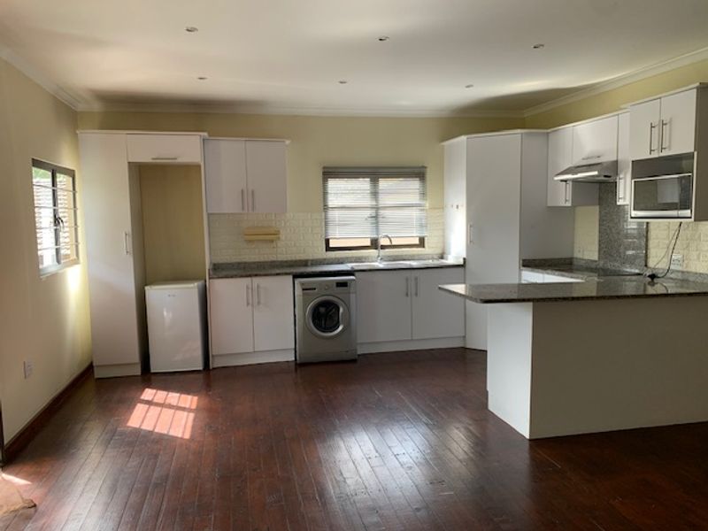 Beautiful 2 Bed 2 Bathroom Garden cottage - Photo 4